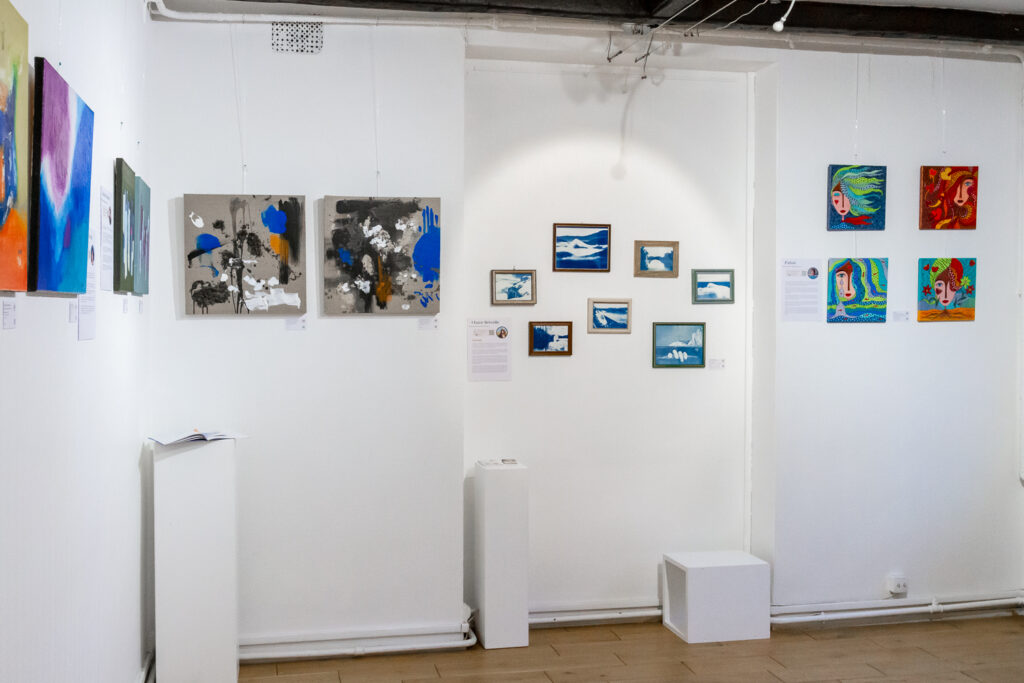 vue d'ensemble de l'exposition au fil rouge