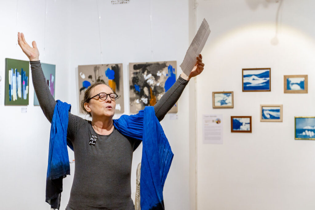Photo du vernissage et de la performance slam