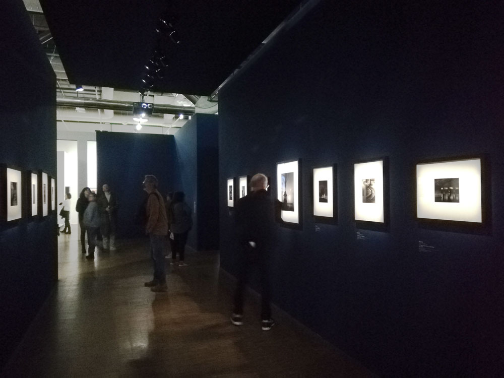 Vue de l'exposition surréaliste, couloir avec les photos de Brassaï