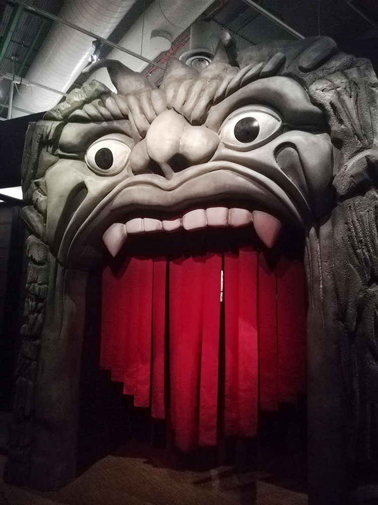 entré de l'exposition sur le surréalisme avec la porte tete de diable du luna park