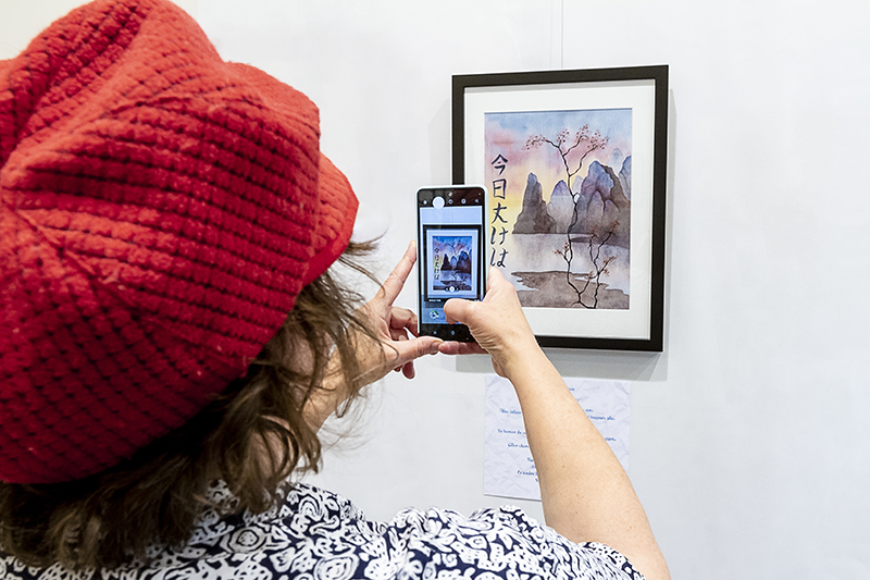 photo de l'atelier d'une artiste en train de photographier une de ses œuvres