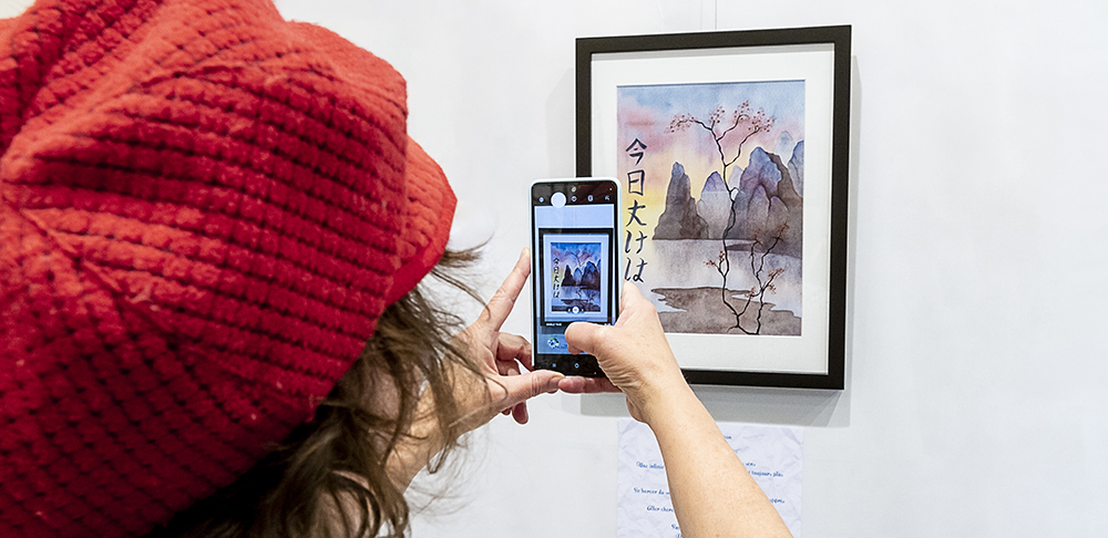 photo de l'atelier d'une artiste en train de photographier une de ses œuvres